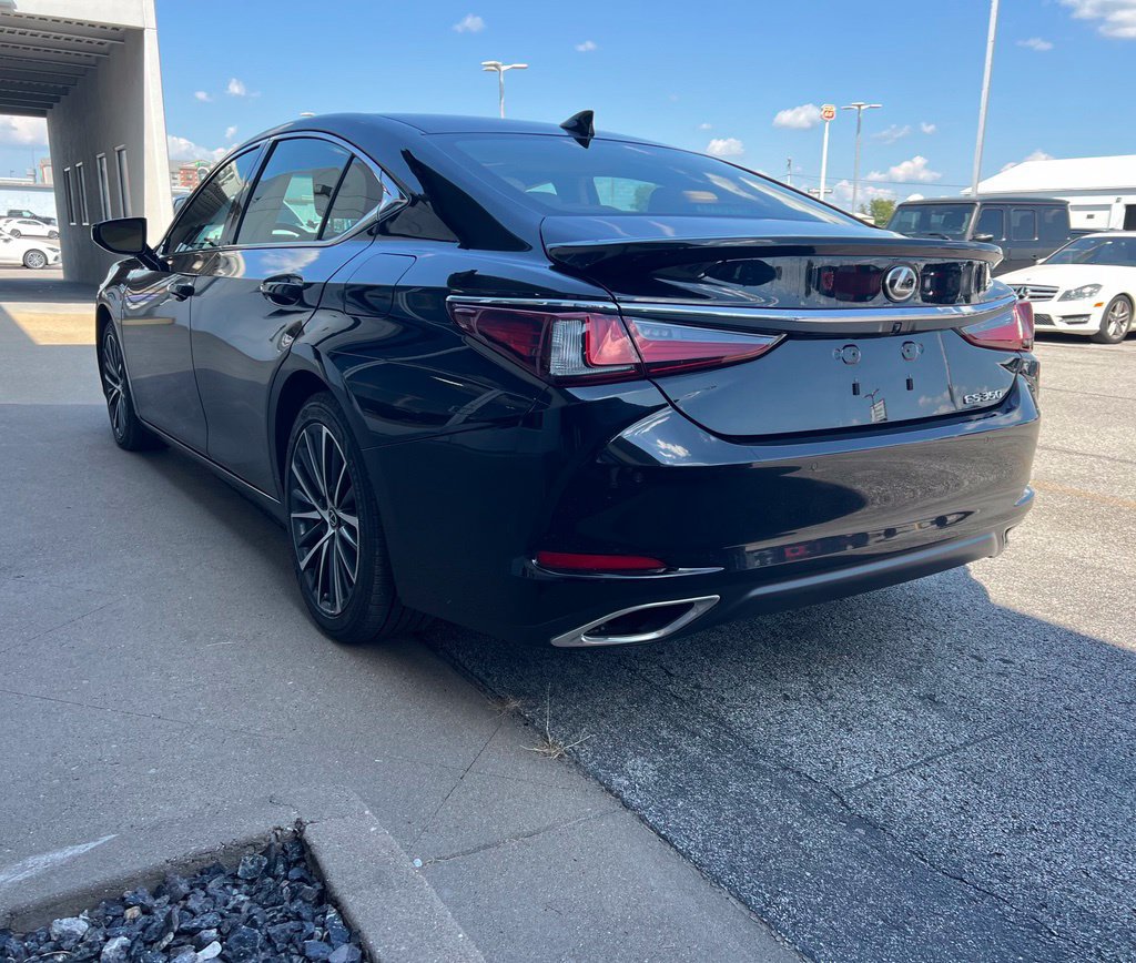 Used 2024 Lexus ES 350 w/ Premium Package FWD image 5