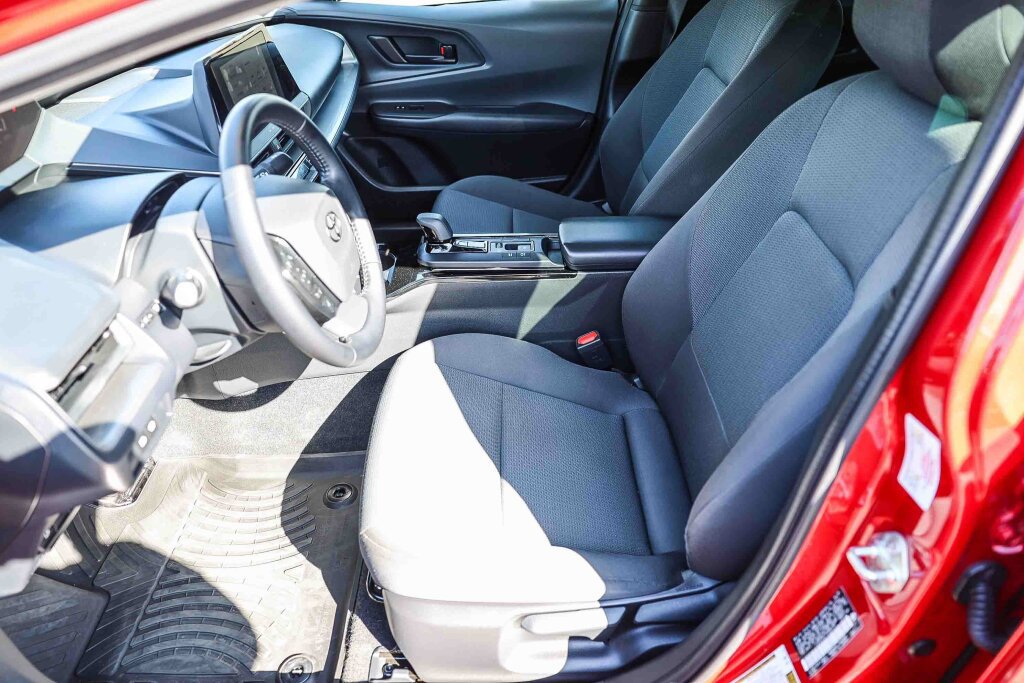Certified 2025 Toyota Prius LE FWD image 8