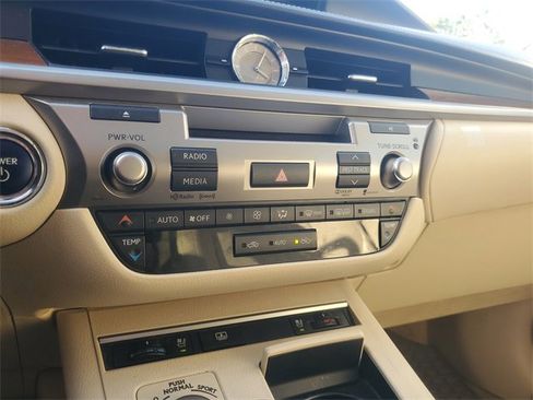 Used 2013 Lexus ES 300h image 22