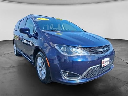 Used 2017 Chrysler Pacifica Touring-L w/ Tire & Wheel Group FWD image 4
