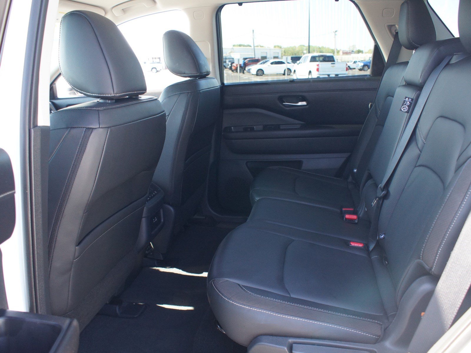 Used 2025 Nissan Pathfinder SL FWD image 15