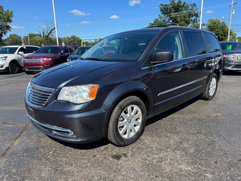 Used 2014 Chrysler Town & Country Touring FWD image 1