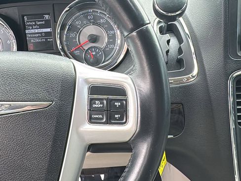 Used 2015 Chrysler Town & Country Touring FWD image 14