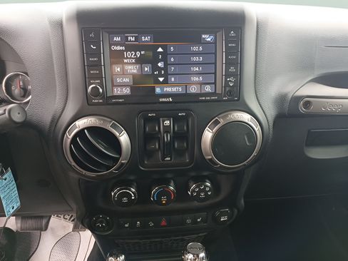 Used 2018 Jeep Wrangler Unlimited Sahara AWD/4WD image 16