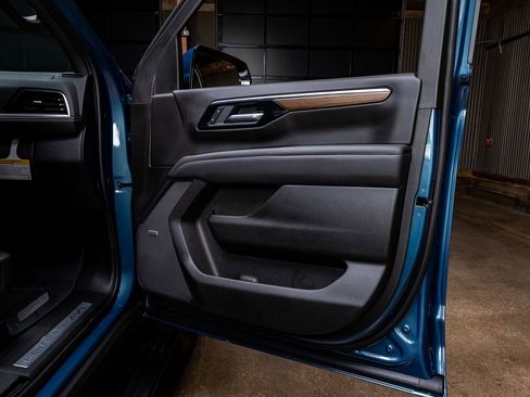 Used 2025 Chevrolet Suburban High Country image 40