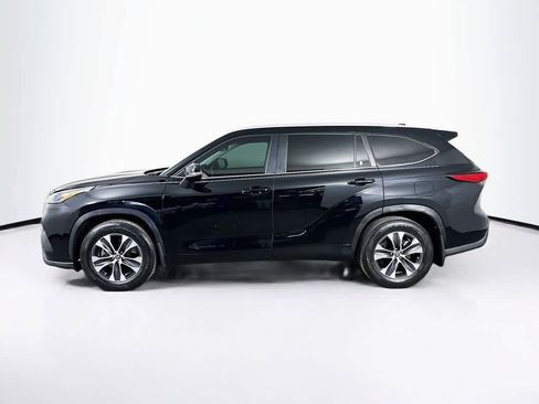 Used 2023 Toyota Highlander XLE image 3