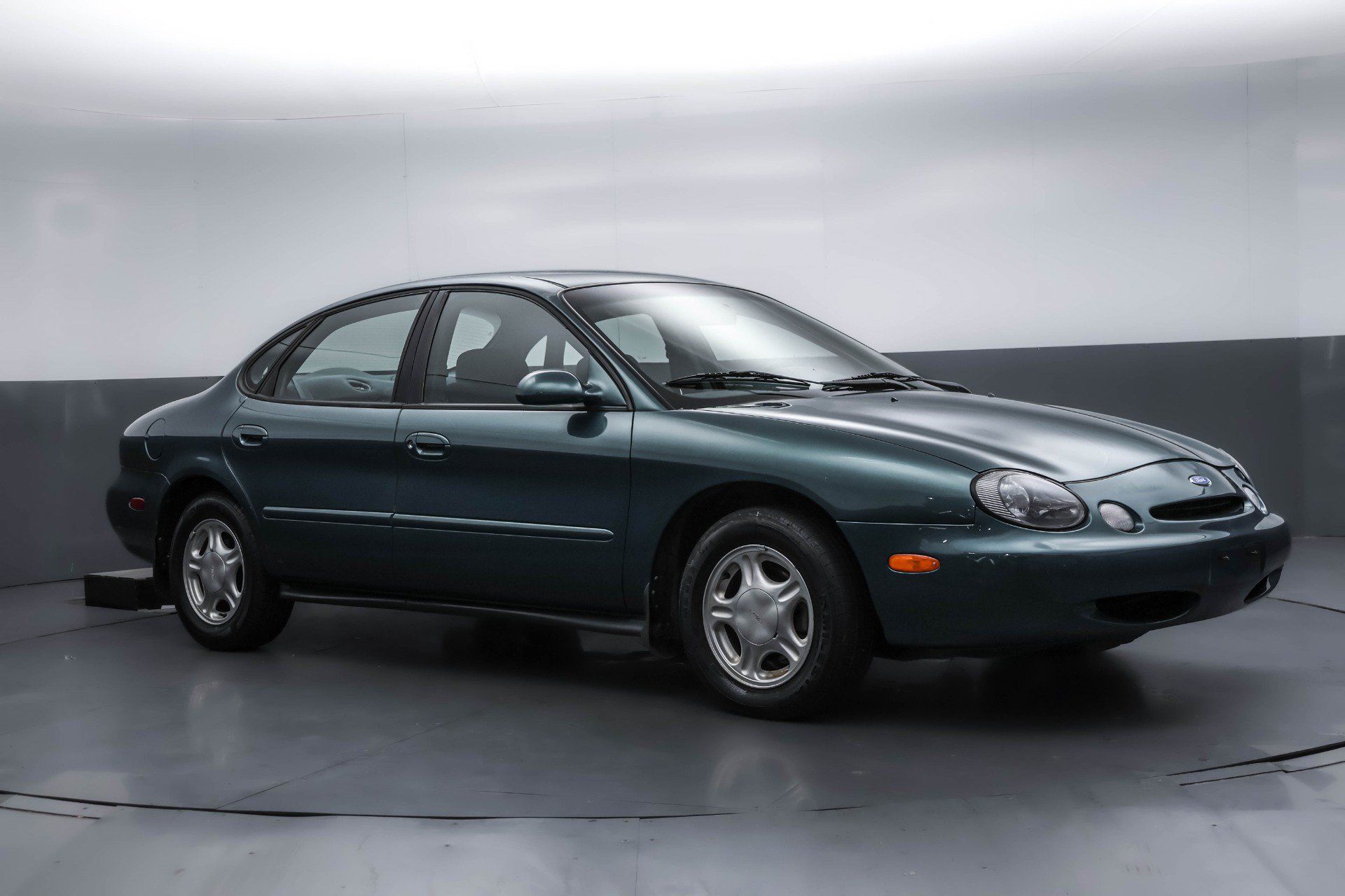 Used 1997 Ford Taurus GL FWD image 4