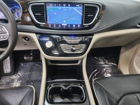 Used 2022 Chrysler Pacifica Limited FWD image 16