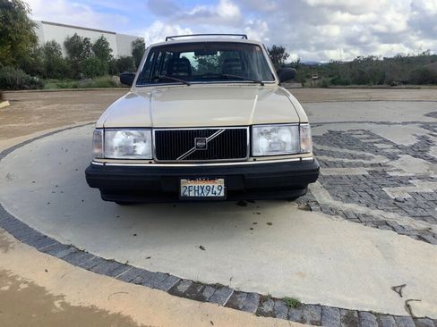 Used 1987 Volvo 240 DL image 2