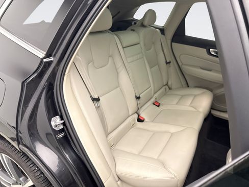 Used 2019 Volvo XC60 T5 Momentum w/ Premium Package image 17