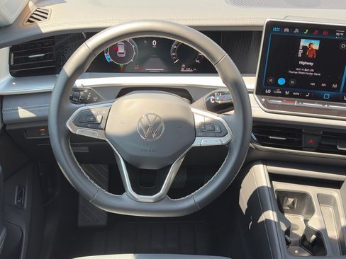 Used 2026 Volkswagen Tiguan SE AWD/4WD image 26
