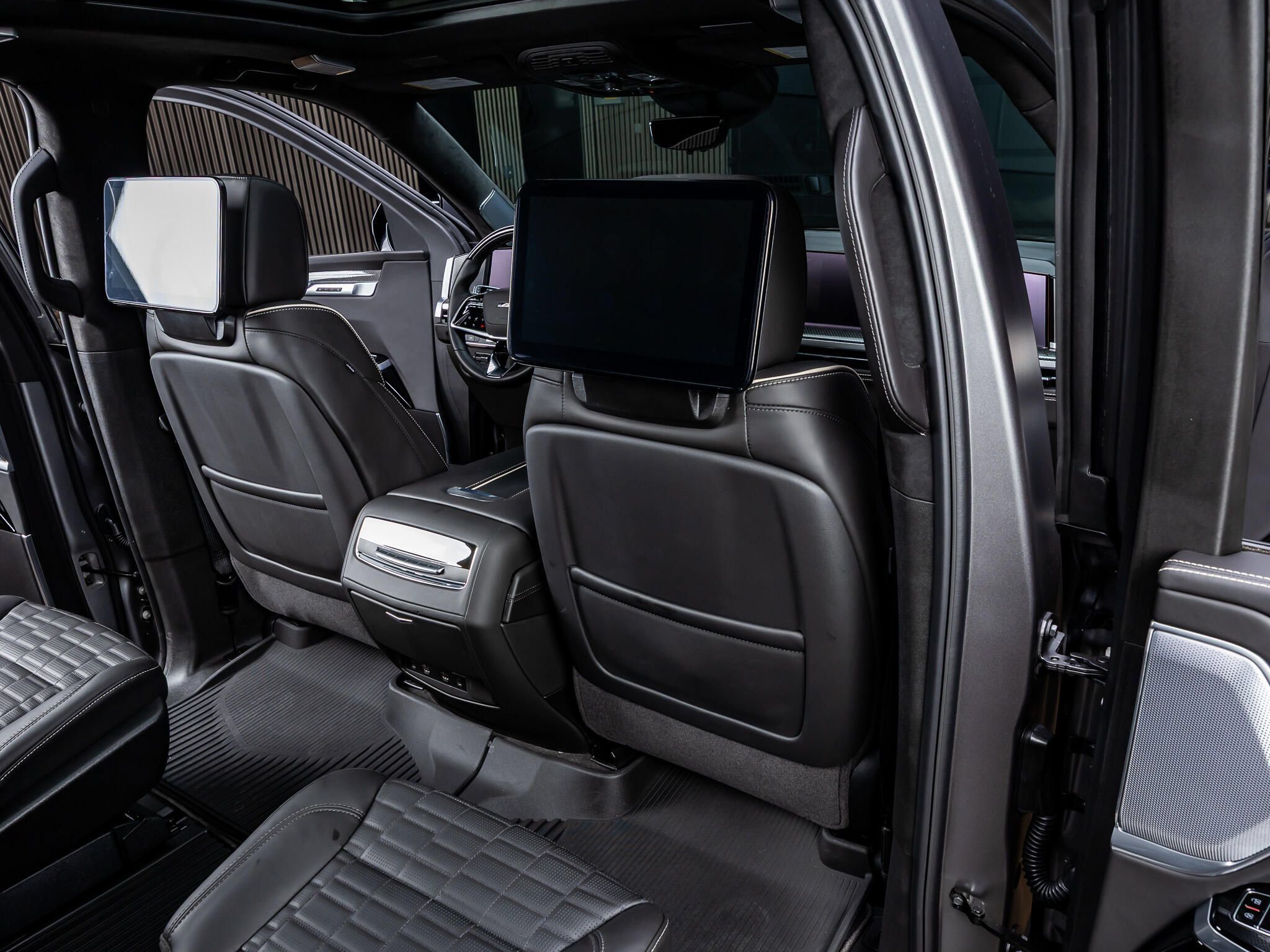 Used 2026 Cadillac Escalade V w/ LPO, Onyx Lite Package AWD/4WD image 29