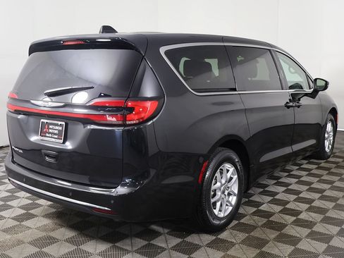 Used 2023 Chrysler Pacifica Touring-L FWD image 10