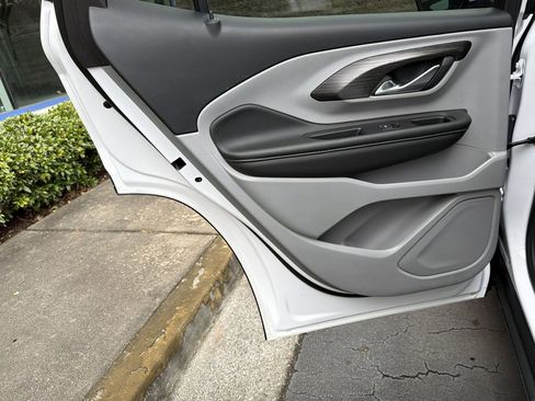 Used 2024 GMC Terrain SLE image 25