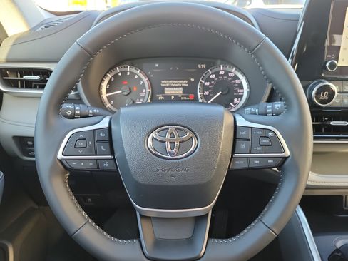 Used 2025 Toyota Highlander LE image 14