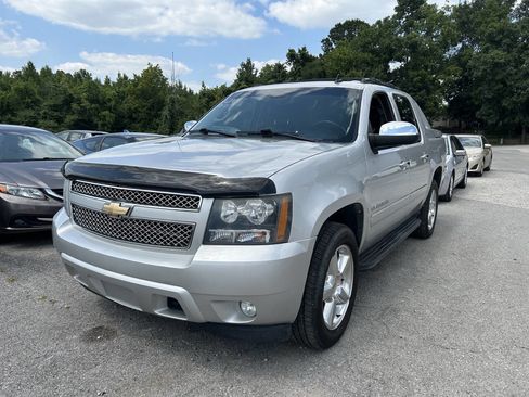 Used 2011 Chevrolet Avalanche LTZ image 2