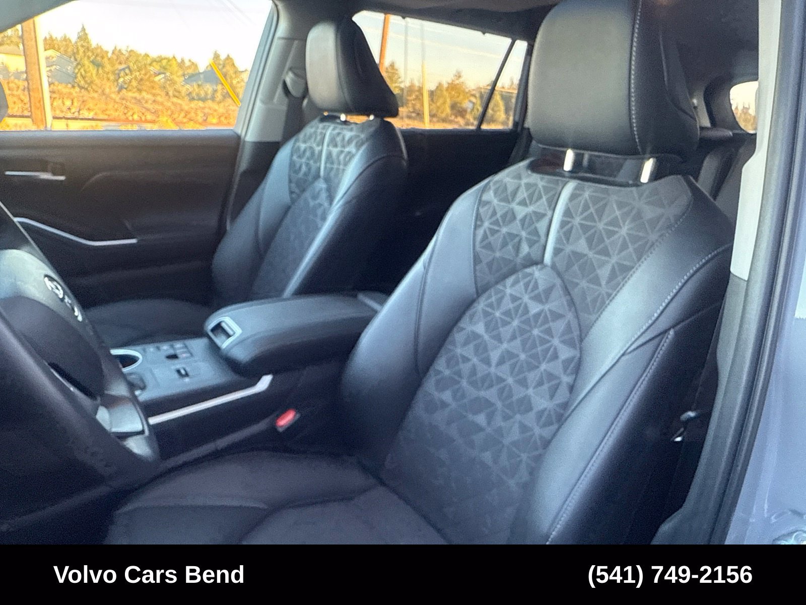 Used 2025 Toyota Highlander XLE AWD/4WD image 19