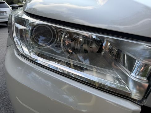 Used 2018 Toyota Highlander XLE FWD image 12