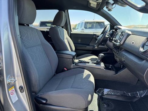 Used 2018 Toyota Tacoma TRD Off-Road w/ Technology Package AWD/4WD image 9