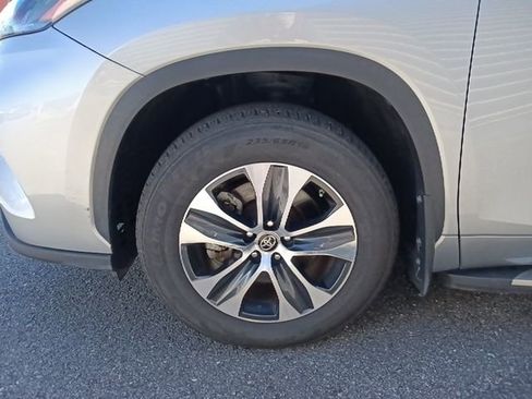 Used 2023 Toyota Highlander XLE image 10
