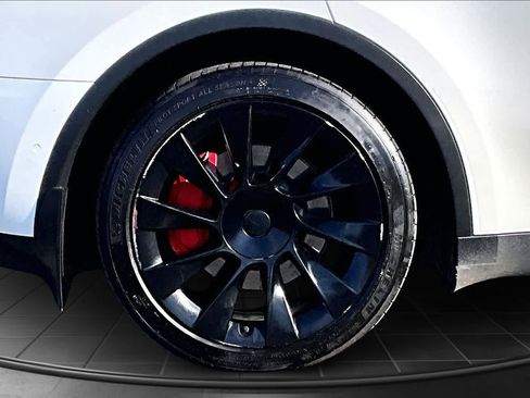 Used 2021 Tesla Model Y Long Range image 35