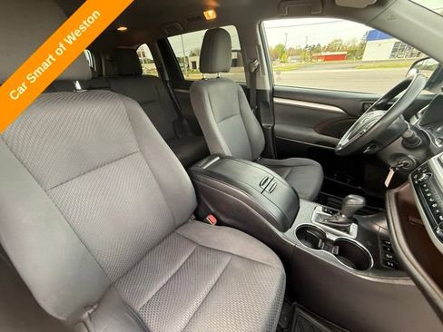 Used 2017 Toyota Highlander LE AWD/4WD image 18