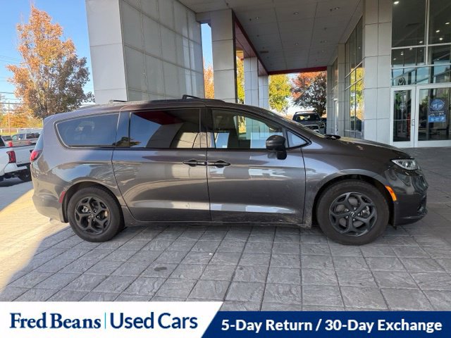 Used 2022 Chrysler Pacifica Touring-L w/ Uconnect Theater Family Group FWD image 5