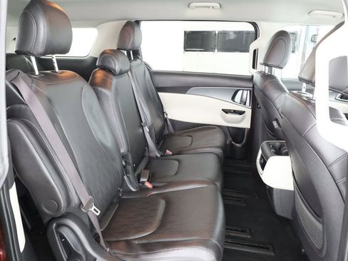 Used 2022 Kia Carnival LX image 24