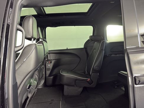 New 2026 Chrysler Pacifica Limited image 9