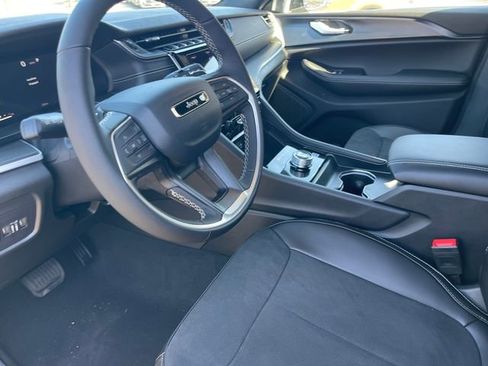 New 2025 Jeep Grand Cherokee Altitude image 21