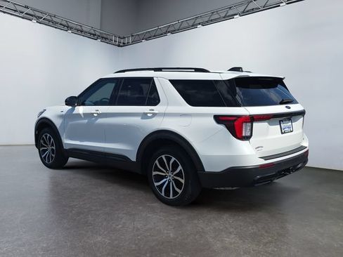 Used 2025 Ford Explorer ST-Line AWD/4WD image 3