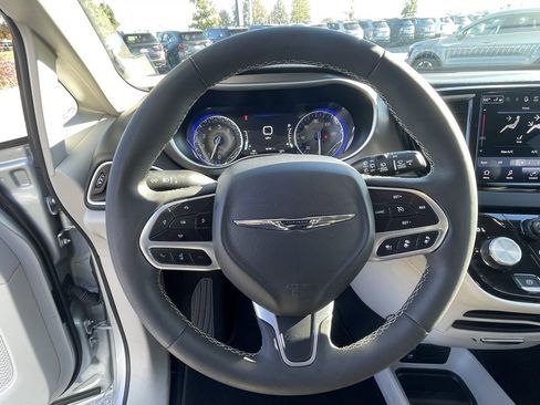 Used 2024 Chrysler Pacifica Touring-L image 11
