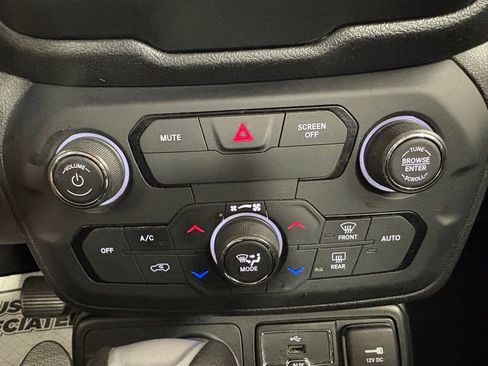 Used 2018 Jeep Renegade Latitude w/ Popular Equipment Group AWD/4WD image 24