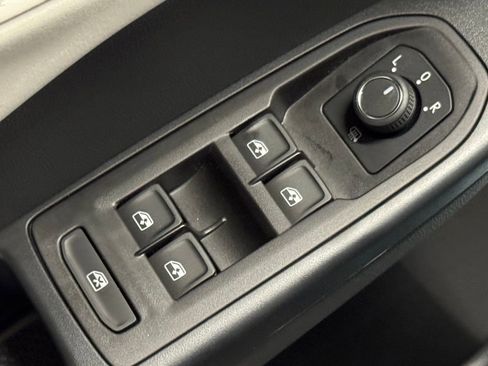 New 2025 Volkswagen Taos SE image 18