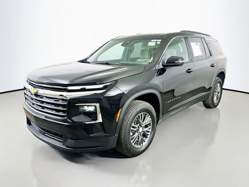 Used 2025 Chevrolet Traverse LT image 3