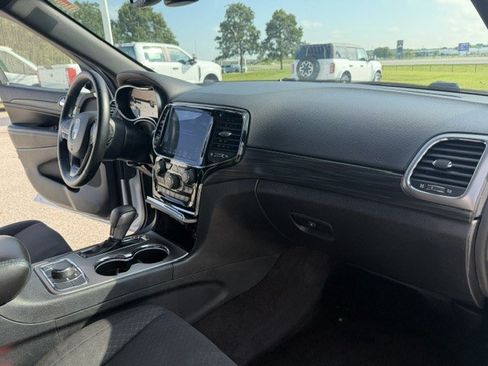 Used 2019 Jeep Grand Cherokee Laredo AWD/4WD image 40
