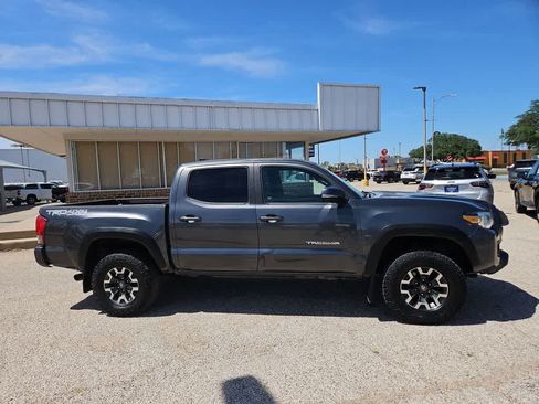 Used 2017 Toyota Tacoma TRD Off-Road AWD/4WD image 9