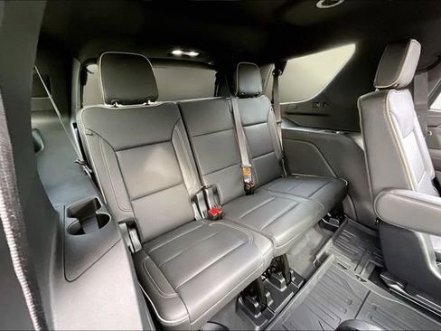 Used 2024 GMC Yukon SLT w/ SLT Luxury Package image 18