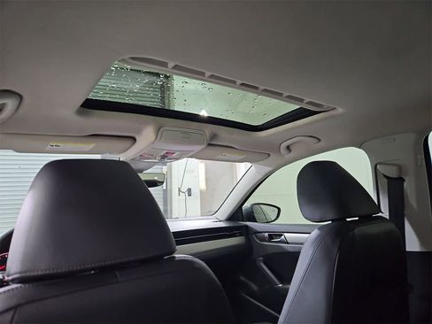 Certified 2022 Volkswagen Passat 2.0T SE image 22