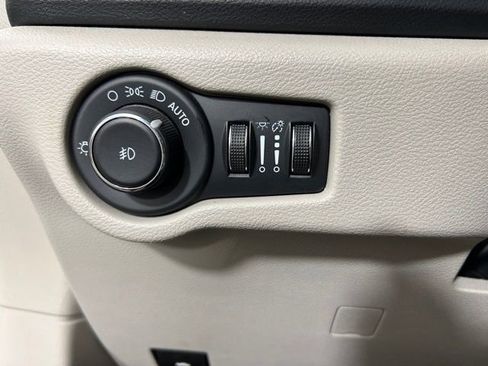 Used 2023 Chrysler Pacifica Touring-L image 22