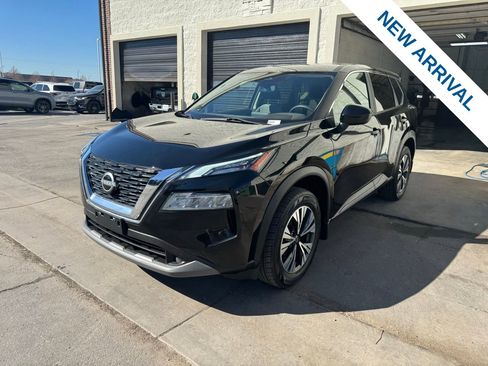Used 2023 Nissan Rogue SV image 3