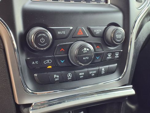 Used 2018 Jeep Grand Cherokee Laredo AWD/4WD image 11