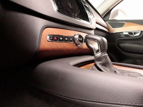 Certified 2022 Volvo XC90 T6 Momentum w/ Protection Package image 43