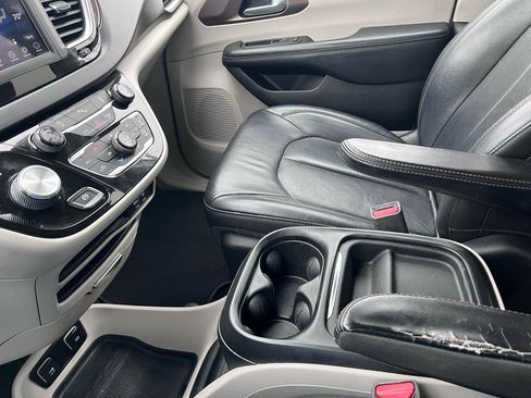 Used 2018 Chrysler Pacifica Touring-L image 40