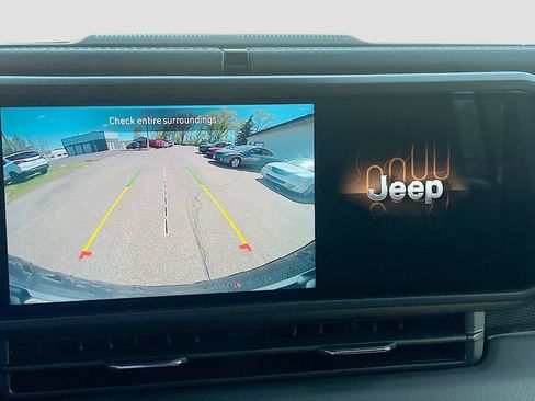 Used 2025 Jeep Wrangler Unlimited Rubicon AWD/4WD image 15