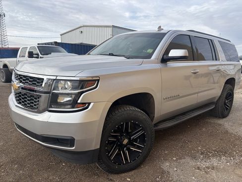 Used 2017 Chevrolet Suburban LT image 3