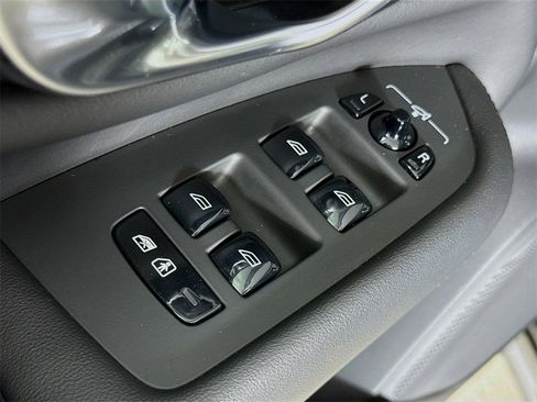 Certified 2025 Volvo XC90 B6 Plus image 18