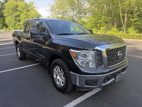 Used 2018 Nissan Titan SV w/ SV Convenience Package AWD/4WD image 3