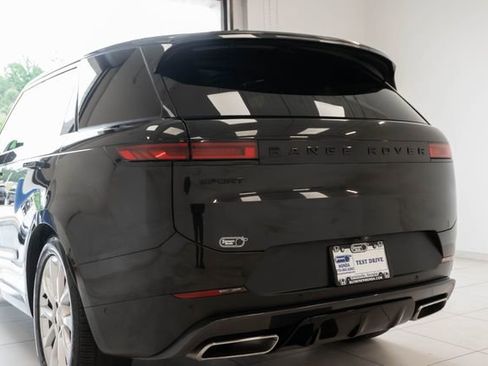 Used 2025 Land Rover Range Rover Sport SE AWD/4WD image 9