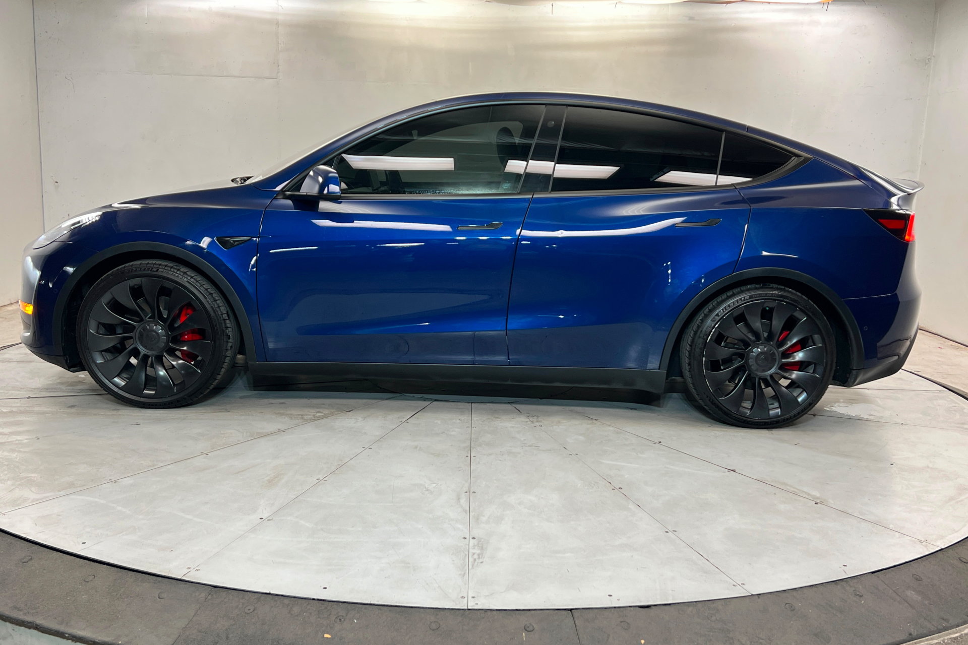Used 2023 Tesla Model Y Performance AWD/4WD image 2